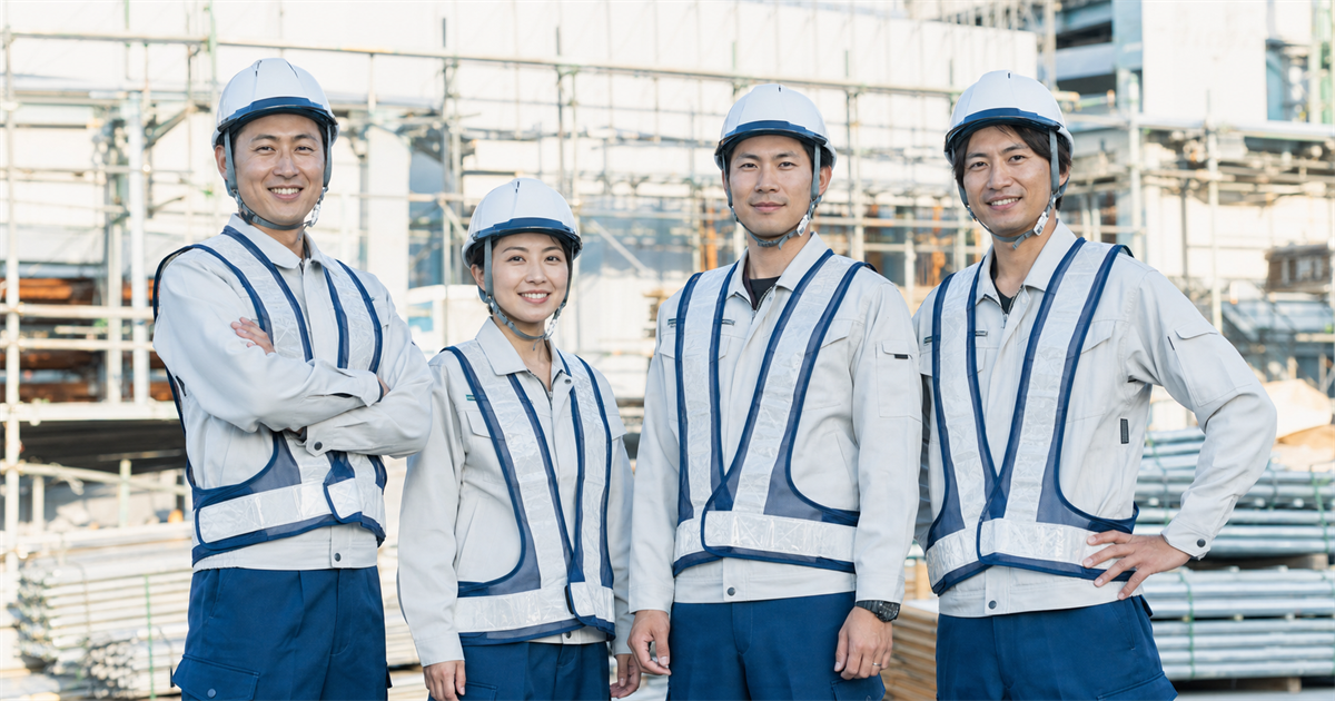 現場に並ぶ職人チーム=行政書士に依頼するメリットのイメージ
