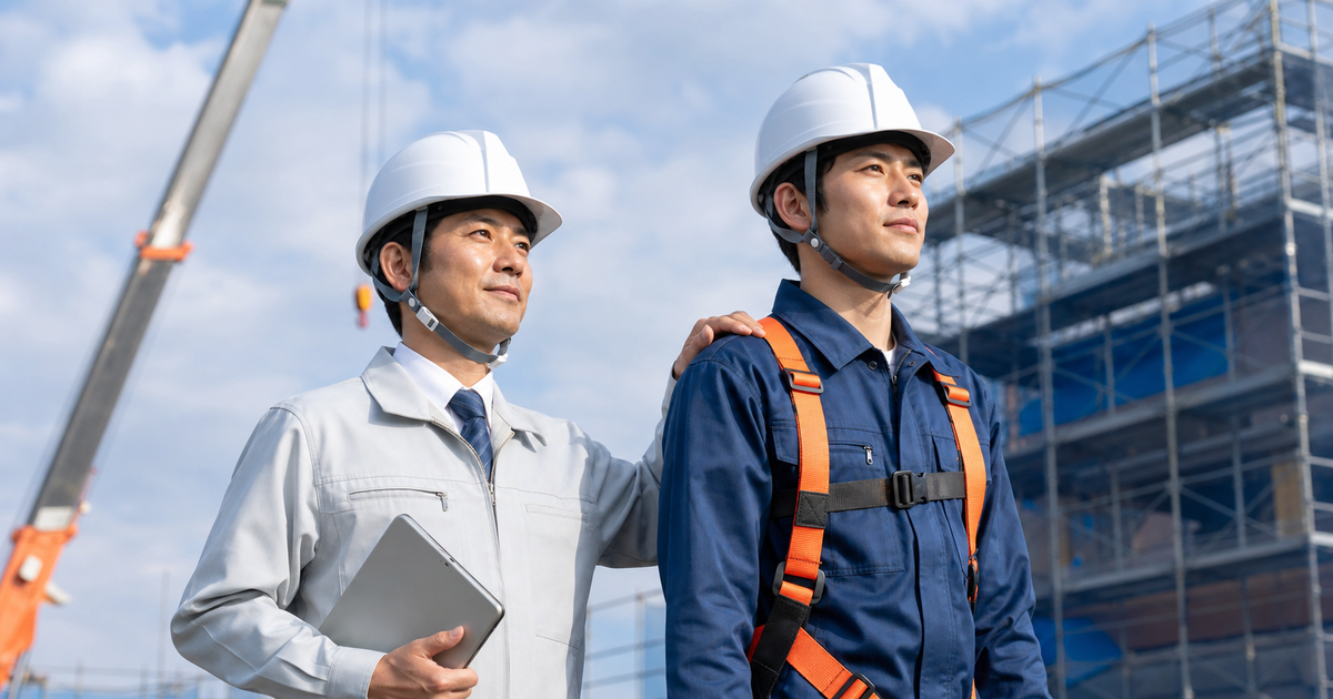 建設現場で経営者が職人の肩に手を置き前を見据える行政書士のCCUS登録代行の伴走イメージ