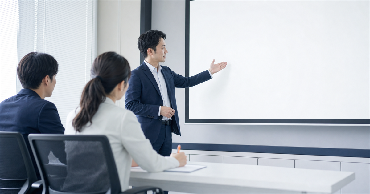 会議室でCCUSの料金体系と登録代行の費用相場を説明する専門家と聞き入る事業者