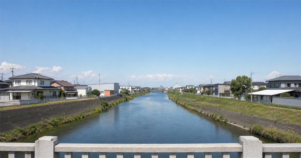 元荒川に架かる橋から望む越谷市の低平地の川と低層住宅地