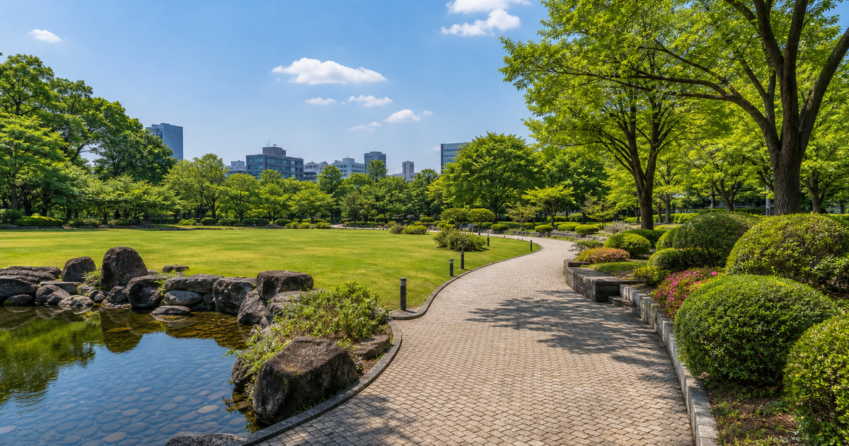 園路・芝生広場・水景・植栽がそろった都市公園。造園工事業の例示10種を示す図版