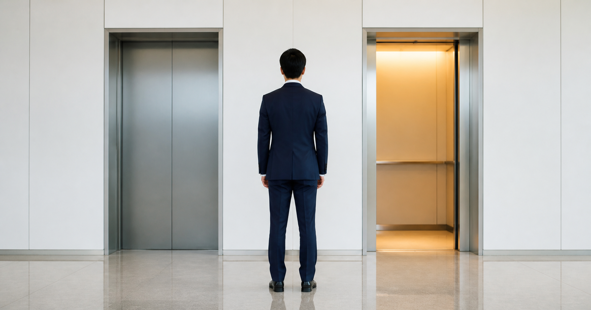 官公庁のエレベーターホールで2基の扉の間に立つスーツの男性の後ろ姿。建設業許可の承継認可と三郷市の入札参加資格が別レイヤーであることを表す
