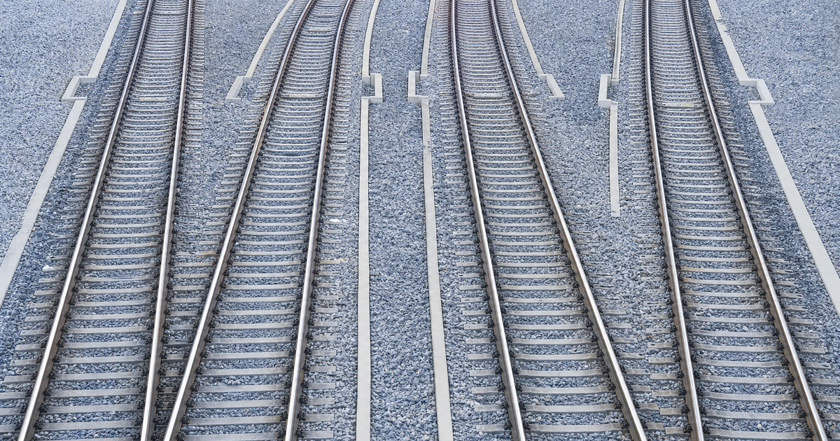 四方向に分岐する鉄道の分岐点を俯瞰した図。性格の異なる4つの「30日」の分岐を表す